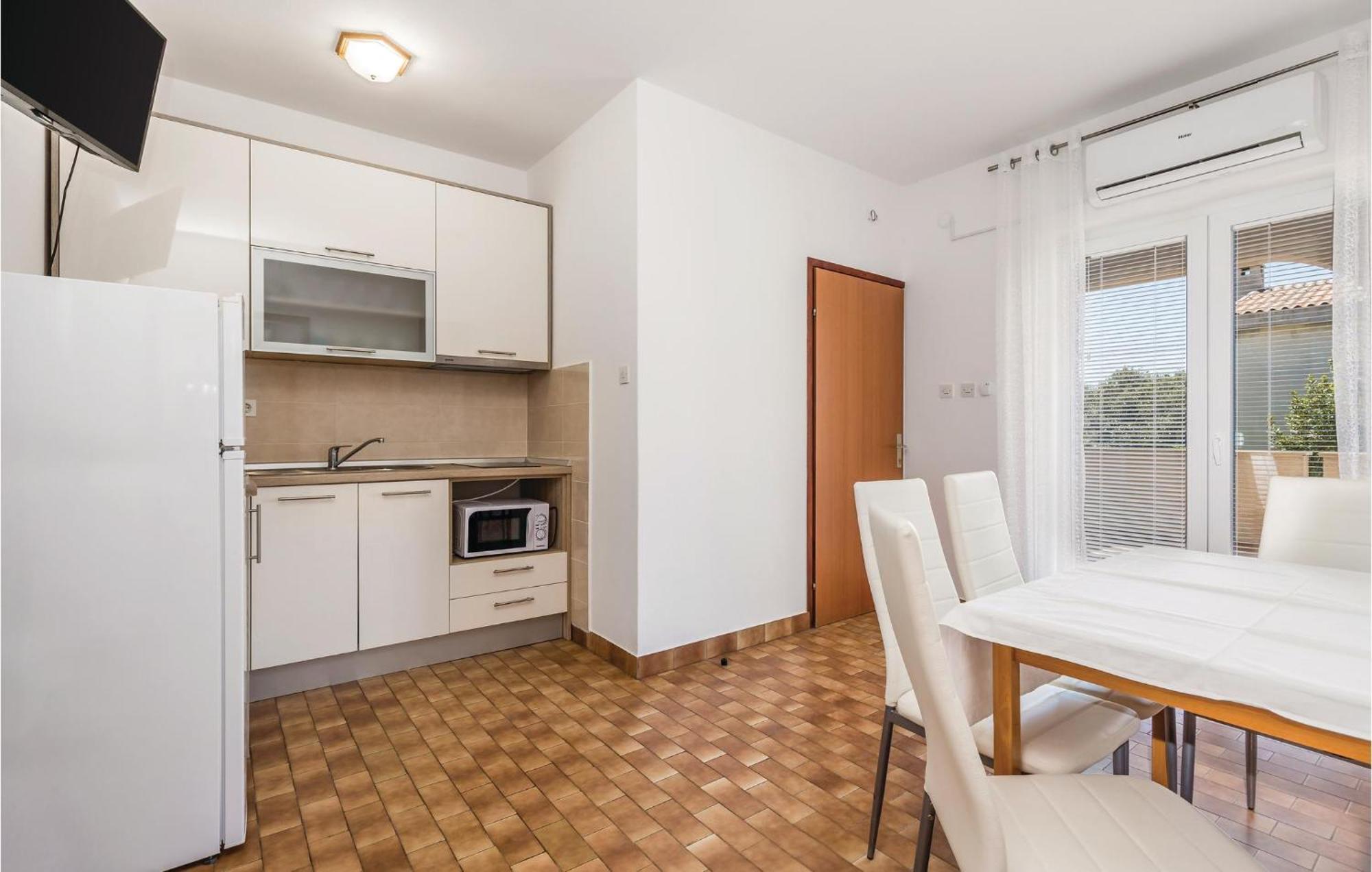 Lovely Apartment In Mandre With Wifi エクステリア 写真