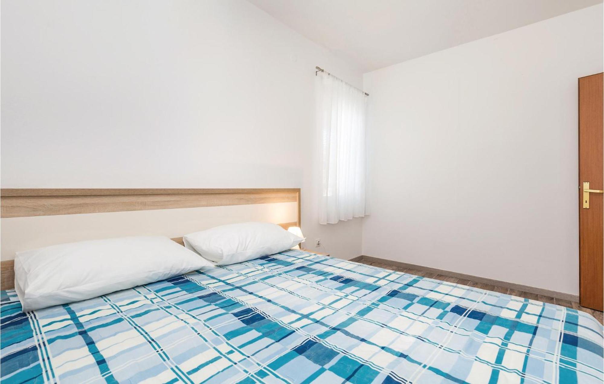 Lovely Apartment In Mandre With Wifi エクステリア 写真