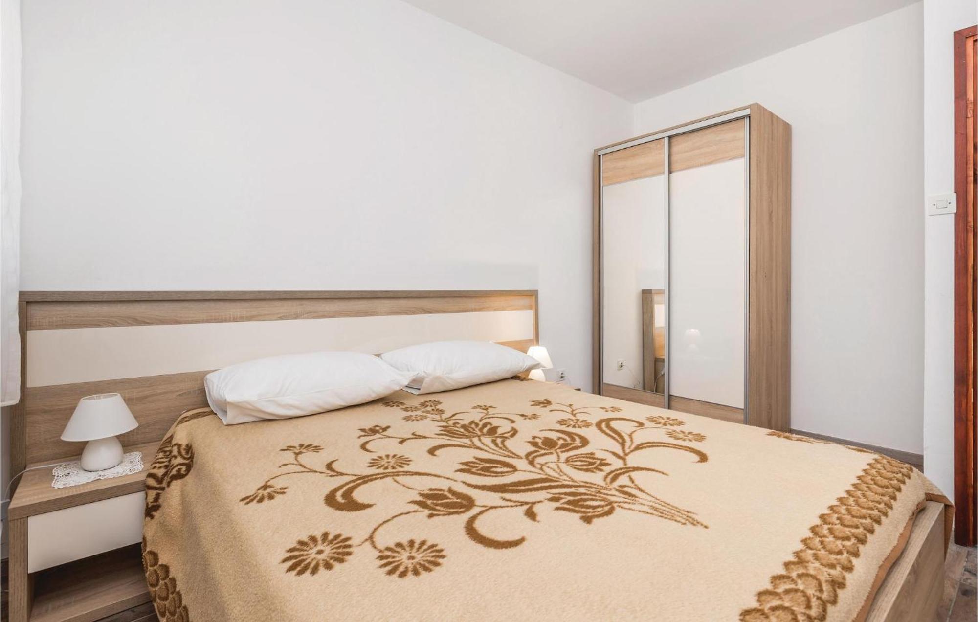 Lovely Apartment In Mandre With Wifi エクステリア 写真