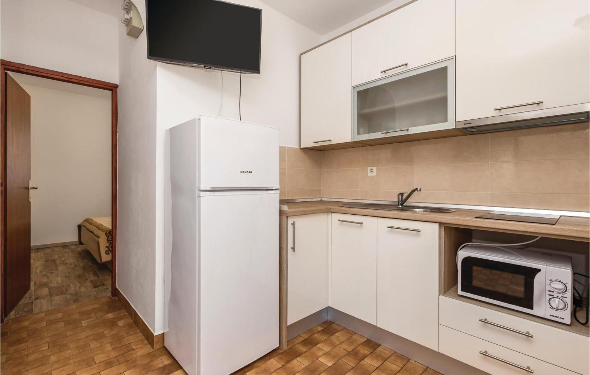 Lovely Apartment In Mandre With Wifi エクステリア 写真