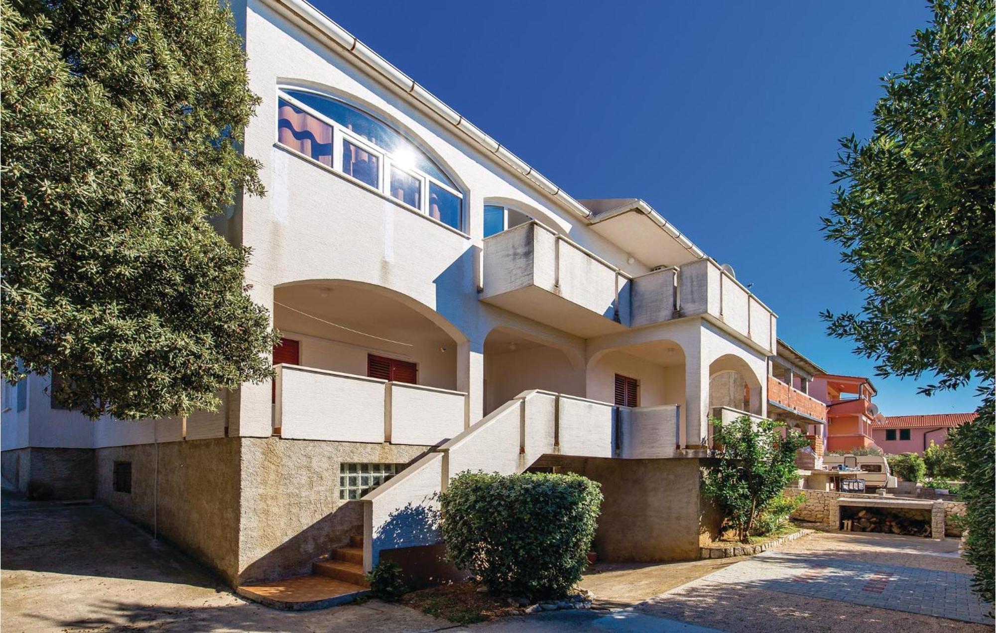 Lovely Apartment In Mandre With Wifi エクステリア 写真
