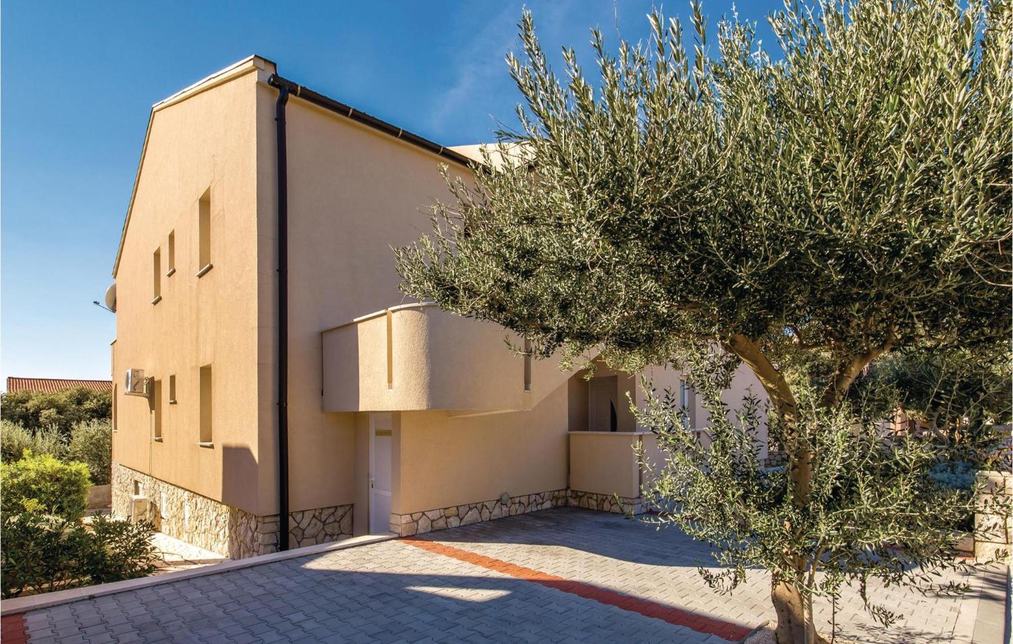 Lovely Apartment In Mandre With Wifi エクステリア 写真